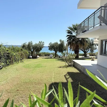Seafront With Pool Few Steps From The Villa Posidi