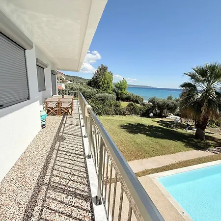 Seafront With Pool Few Steps From The Villa Posidi